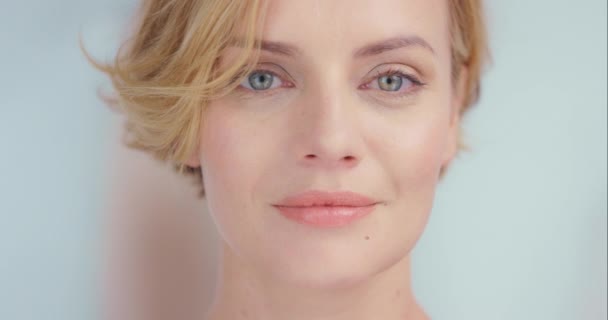 健康と有機皮膚ルーチンと幸せな女性の美しさ スキンケアと顔 健康と化粧品の顔の治療とオーストラリアからの幸福 笑顔と肖像画の女性モデル — ストック動画