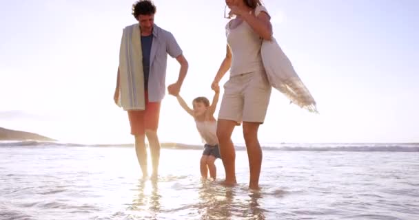 Famiglia Spiaggia Genitori Con Bambino Avventura Nell Oceano Gita Estiva — Video Stock