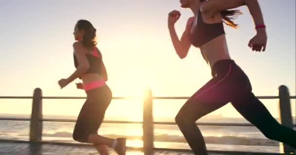 Fitness Lichaamsbeweging Vrouwen Die Morgens Bij Zonsopgang Door Oceaan Rennen — Stockvideo