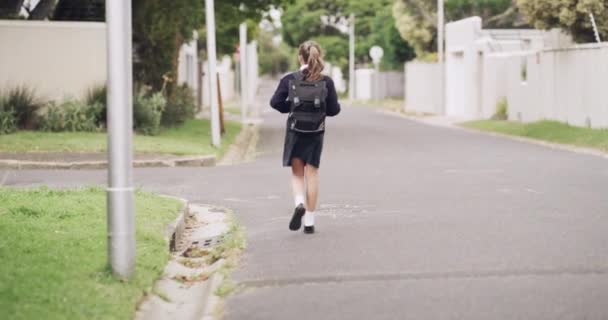 Edukacja Dziewczyna Student Patrząc Wstecz Wracając Domu Szkoły Ciągu Dnia — Wideo stockowe