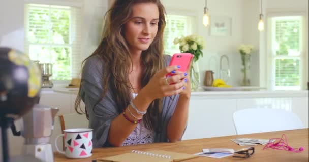 Кофе Дом Студент Смартфоне Утреннего Обновления Социальных Сетей Онлайн Обучения — стоковое видео