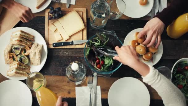 Vue Dessus Des Personnes Mangeant Déjeuner Nourriture Dîner Dans Maison — Video
