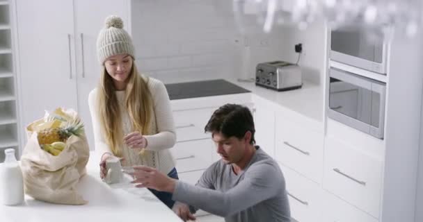 クリーンでカップルは彼らの家 カップ マグカップ 梱包でキッチンを掃除し 幸せと内容 家庭や料理をした後に助け 話して笑っている間に新鮮できれい — ストック動画
