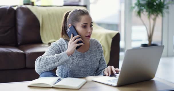 Vrouw Angst Telefoongesprek Laptop Het Thuiskantoor Gesprek Praten Met Mensen — Stockvideo