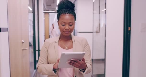 コーポレートオフィスでのコミュニケーション ソーシャルメディア マーケティング管理のためのオンライン中に黒人女性 タブレットや歩行 成功のための接触とネットワークのための技術を持つアフリカの起業家 — ストック動画
