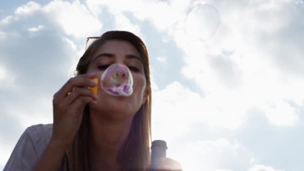 Žena Svoboda Foukání Bubliny Zábavou Svoboda Dovolená Venku Modrá Obloha — Stock video