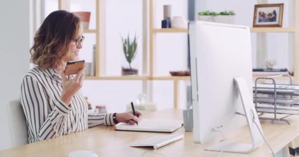 Asistente Virtual Computadora Mujer Negocios Escribiendo Notas Trabajando Proyecto Corporativo — Vídeos de Stock