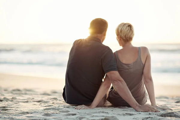 Apanhar Pôr Sol Calmo Casal Amoroso Sentado Praia Visão Traseira — Fotografia de Stock