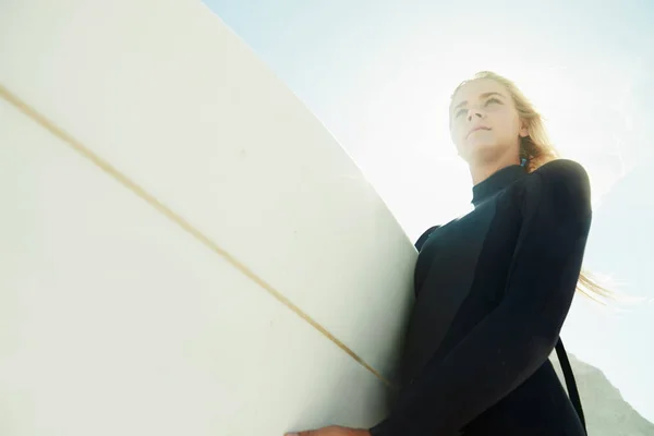 Caminho Oceano Uma Jovem Surfista Segurando Sua Prancha — Fotografia de Stock