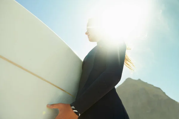 Úton Óceánba Egy Fiatal Szörfös Lány Fogja Szörfdeszkáját — Stock Fotó