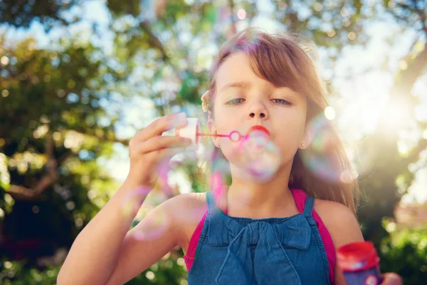 Dětství Trvá Celý Život Roztomilá Mladá Dívka Foukání Bubliny Venku — Stock fotografie