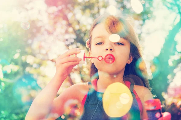 Představivost Důležitější Než Vědění Roztomilá Mladá Dívka Foukání Bubliny Venku — Stock fotografie
