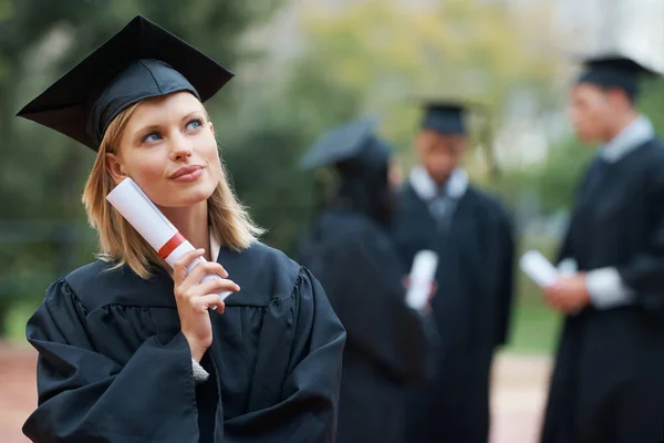 Diploma Birçok Olasılığı Beraberinde Getiriyor Diplomasını Elinde Tutarken Geleceği Düşünen — Stok fotoğraf