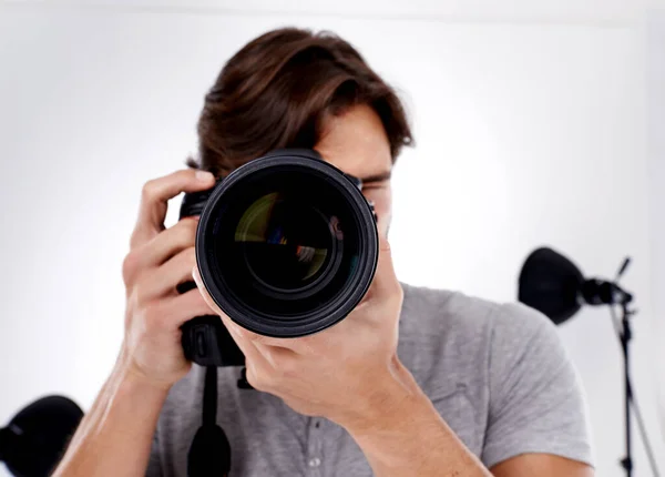 Έτοιμος Για Κοντινό Σου Ένας Φωτογράφος Σημαδεύει Την Κάμερα Του — Φωτογραφία Αρχείου