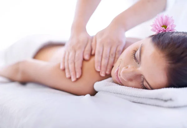 Verwöhnt Werden Eine Attraktive Junge Frau Genießt Eine Entspannende Massage — Stockfoto