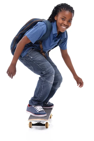 Předvádí Své Šílené Schopnosti Mladý Afroameričan Dělá Trik Svém Skateboardu — Stock fotografie