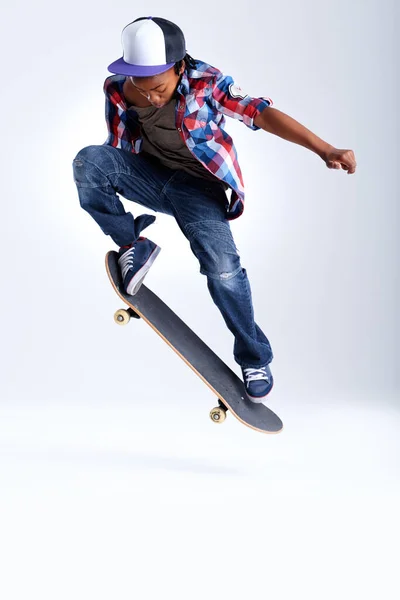 Безумные Навыки Афроамериканец Делает Трюк Скейтборде — стоковое фото