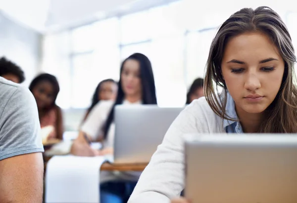Metode Belajar Modern Siswa Yang Mengerjakan Laptop Ruang Kelas — Stok Foto