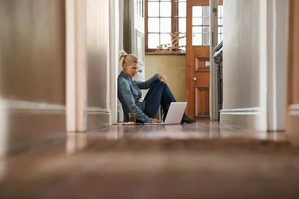 找一些隐私在家里工作 一个年轻的女人坐在地板上对她的笔记本电脑做一些研究 — 图库照片