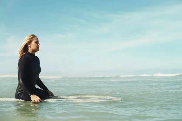 Sommaren För Surfing Attraktiv Ung Kvinna Som Surfar Stranden — Stockfoto