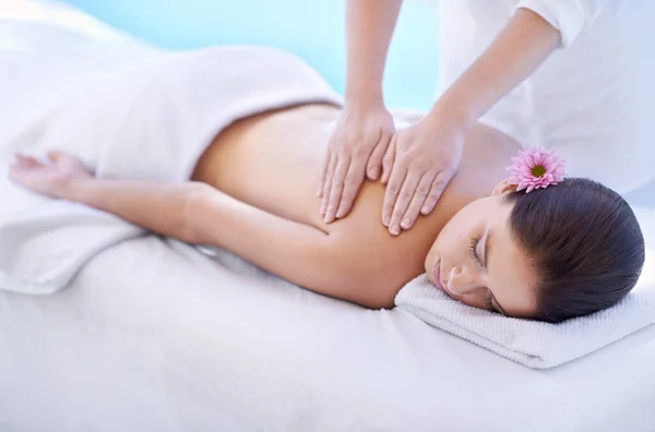 Verwöhnt Werden Eine Attraktive Junge Frau Genießt Eine Entspannende Massage — Stockfoto