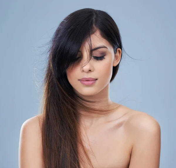 Vlasy Krása Jsou Nesrovnatelné Studio Záběr Ohromující Brunetky Zavírající Oči — Stock fotografie