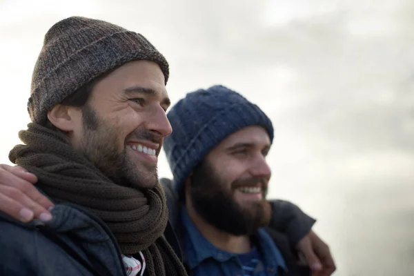 Eingehüllt Die Knackige Meereskälte Zwei Hübsche Junge Fischer Stehen Einem — Stockfoto