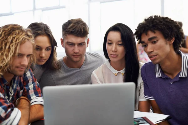 Dit Interessant Een Groep Jonge Studenten Die Samenwerken Een Laptop — Stockfoto