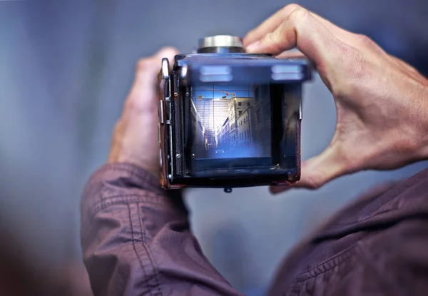 Захоплює Красу Яка Його Оточує Молодий Чоловік Фотографує Своїм Фотоапаратом — стокове фото