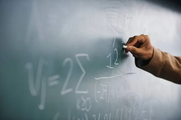 Está Tudo Fórmula Imagem Cortada Professor Escrevendo Uma Fórmula Quadro — Fotografia de Stock