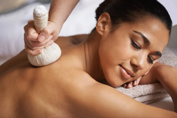 All Ångest Attraktiv Ung Kvinna Njuter Spa Massage — Stockfoto