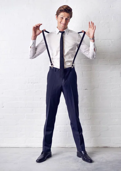 Biraz Stil Katıyorum Pantolon Askısı Takmış Iyi Giyimli Genç Bir — Stok fotoğraf