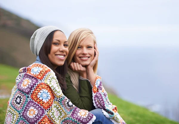Vriendschap Houdt Ons Warm Twee Jonge Vrouwelijke Vrienden Zitten Een — Stockfoto