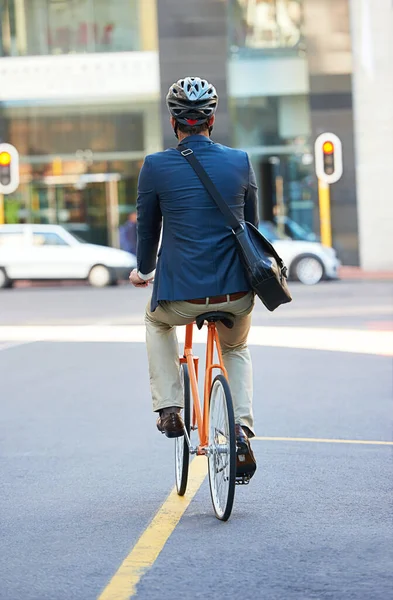 자전거타고 마을을 돌아다니고 자전거를 도시에서 일하기 여행하는 사업가의 — 스톡 사진