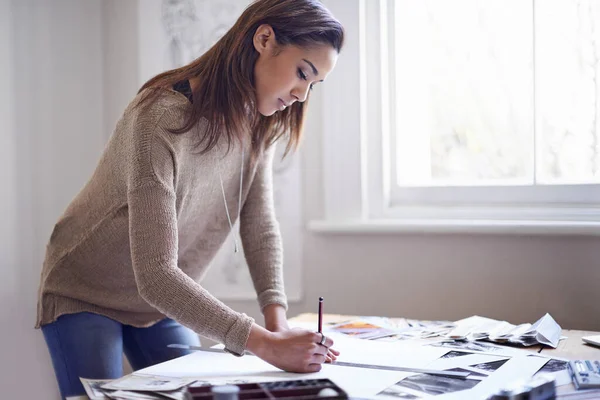 Crafting Perfect Portfolio Young Woman Working Her Portfolio Home — Stock Photo, Image
