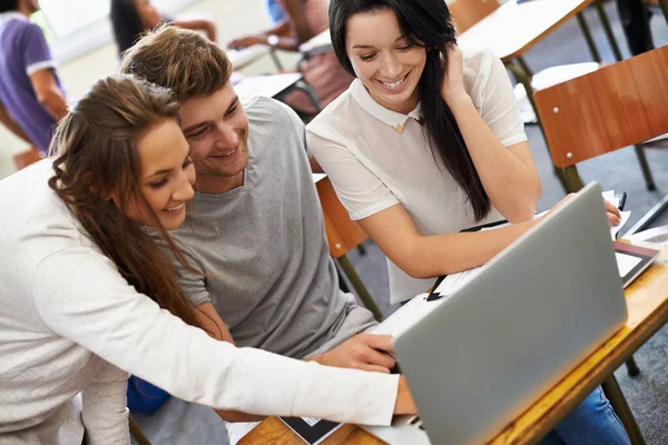 Rir Aula Grupo Jovens Estudantes Universitários Trabalhando Juntos Laptop — Fotografia de Stock