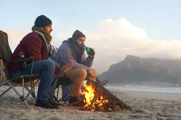 Strandbiere Und Ein Feuer Zwei Junge Männer Sitzen Strand Feuer — Stockfoto