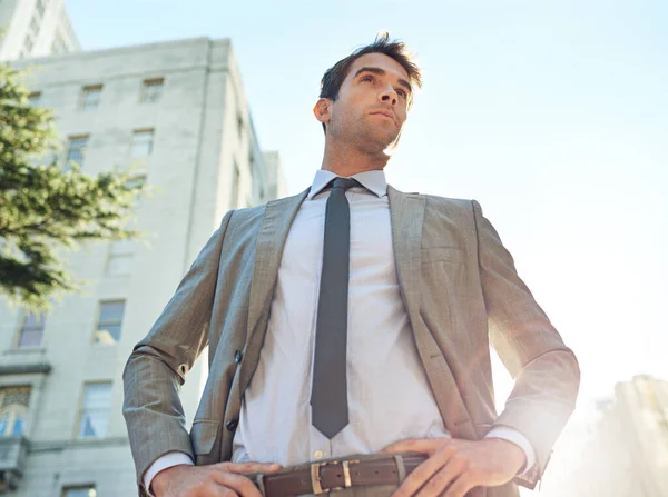 Mocný Muž Tomhle Městě Dobře Oblečený Mladý Podnikatel Městě — Stock fotografie