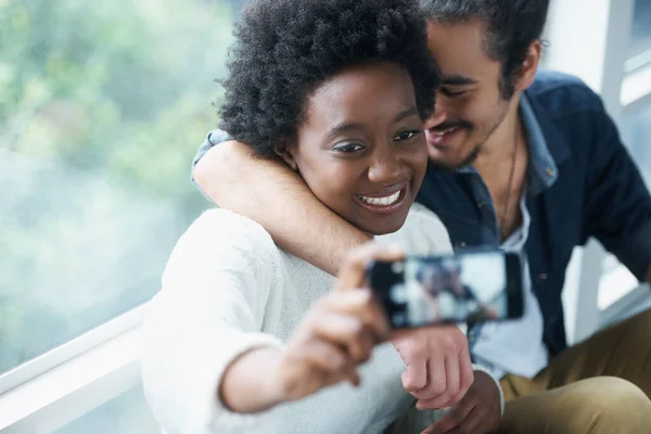Sorri Uma Jovem Mulher Tirando Uma Foto Mesma Namorado Com — Fotografia de Stock
