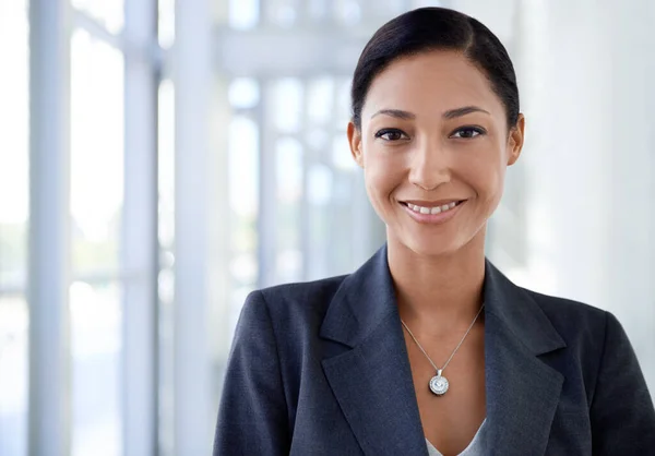 Konzentriert Auf Den Erfolg Eine Attraktive Geschäftsfrau Büroumfeld — Stockfoto