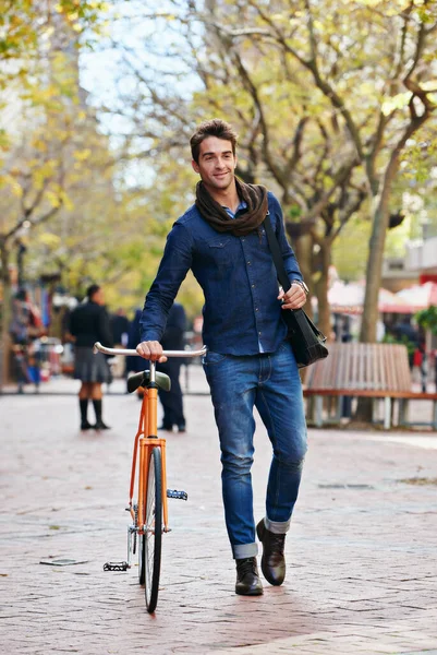 스타일로 돌아다니고 자전거를 도시에서 잘생긴 남자의 — 스톡 사진