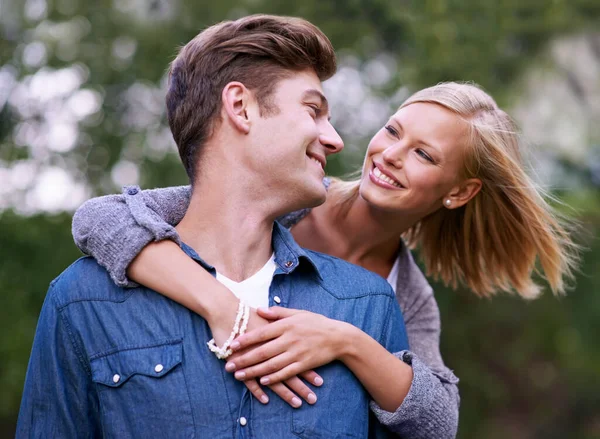 Jag Älskar Dig Ett Kärleksfullt Ungt Par Som Njuter Naturen — Stockfoto