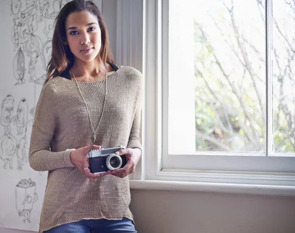 Szereti Fotózást Egy Fiatal Fotós Áll Ablak Mellett Miközben Kameráját — Stock Fotó