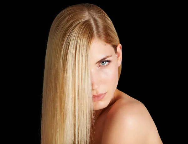 Miękkie Jedwabiste Włosy Portret Pięknej Blondynki Odizolowanej Czarno — Zdjęcie stockowe