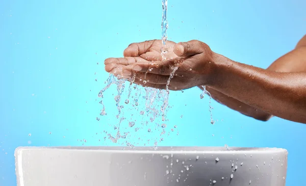 Чистка Мытье Руки Водой Студии Синем Фоне Хорошего Самочувствия Гидратации — стоковое фото