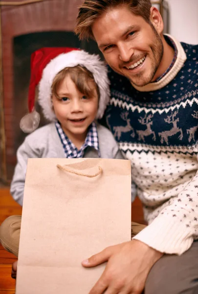 Час Подарунків Хлопчик Тато Сидять Подарунком Напередодні Різдва — стокове фото