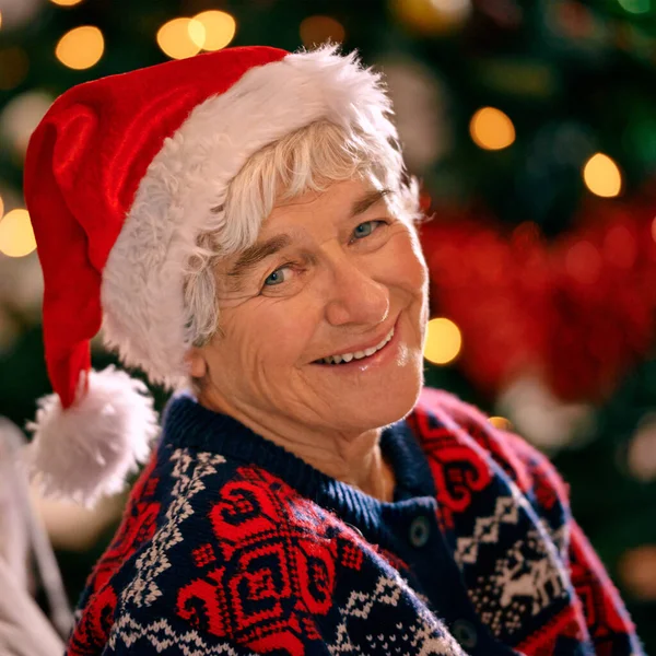 Weihnachten Bei Den Omas Eine Seniorin Sitzt Mit Weihnachtsmütze Drinnen — Stockfoto