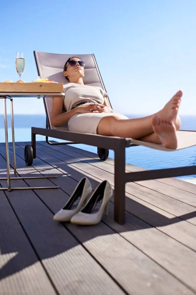 Hayat Değil Havuz Kenarındaki Sandalyede Iyi Giyimli Bir Kadın Yatıyor — Stok fotoğraf