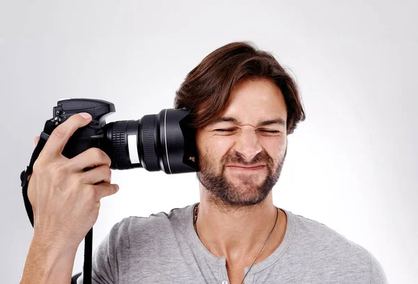 Mata Jovem Fotógrafo Pressionando Sua Câmera Contra Sua Orelha — Fotografia de Stock