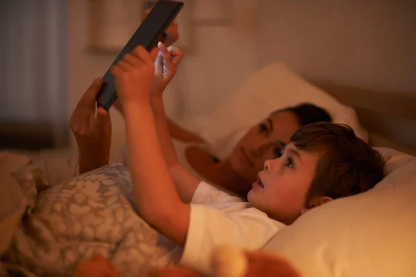 Bajki Stały Się Cyfrowe Matka Czytająca Synowi Bajkę Dobranoc Tabletu — Zdjęcie stockowe